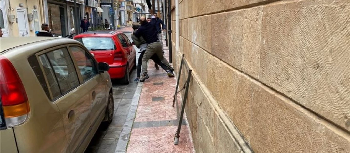 Βίντεο-σοκ από Χίο: Άγρια συμπλοκή «προσφύγων» στο κέντρο της πόλης - «Φύγετε από τη χώρα» φώναζαν απεγνωσμένοι κάτοικοι